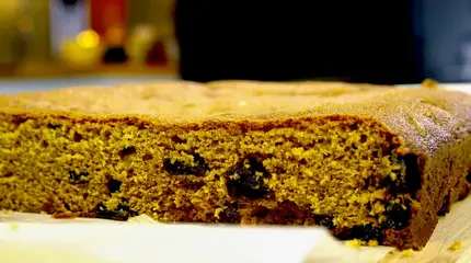 Würzige schwarze Pfeffer-Snackkuchen mit einem Hauch Zitronenschale, die eine perfekte Balance zwischen Gewürz und Zitrusgeschmack bieten.